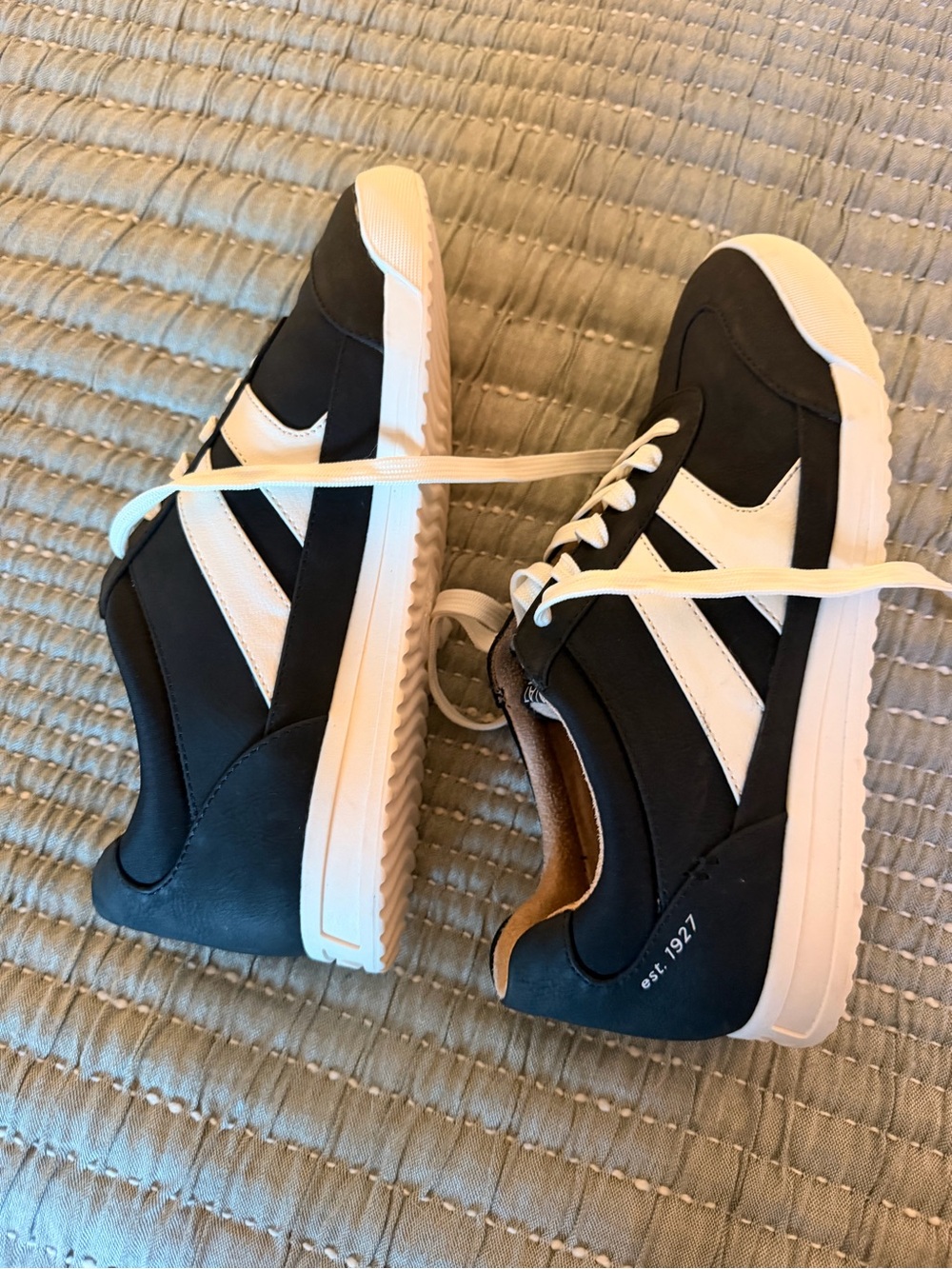 Black and White Women’s Casual Sneakers - Classic Contrast Design